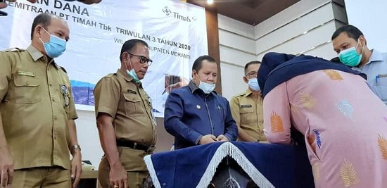 Bupati Serahkan Dana Program Kemitraan PT. Timah Riau-Kepri Kepada 38 Orang Pelaku UKM di MEranti
